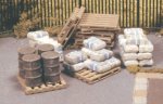 Peco Kunststoff Bausatz 30 Säcke, 6 Paletten und 4 Fässer - Nenngröße H0