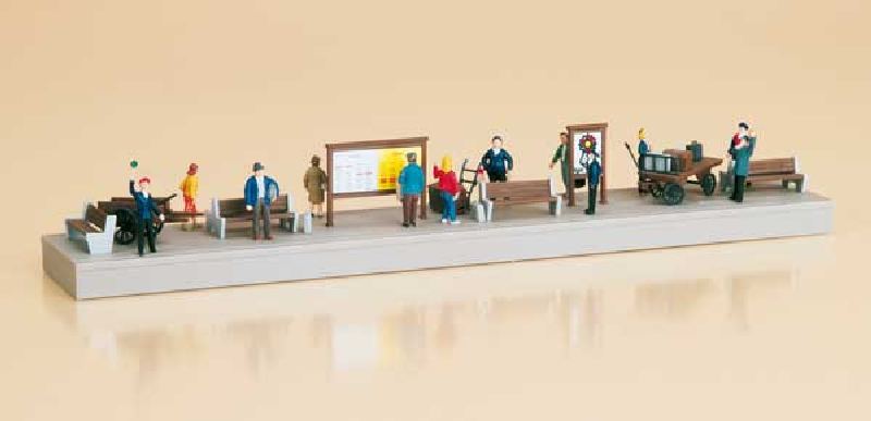 Auhagen 11339- H0 Bahnsteigausstattung mit Figuren